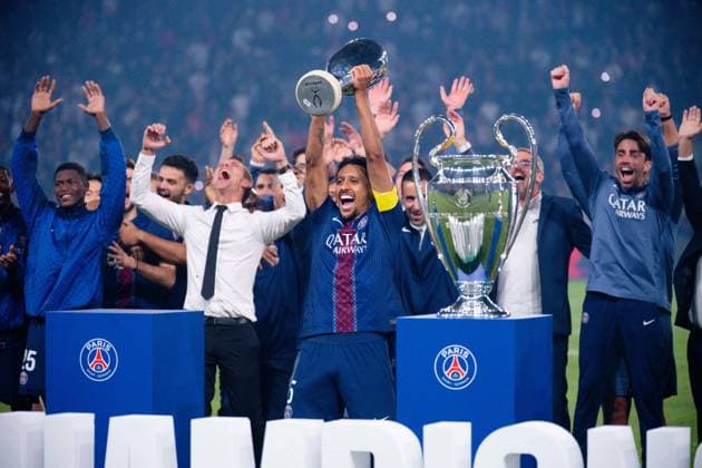 FOOTBALL : PSG vs Angers - Ligue1 - 22 08 2025 Marquinhos ( 5 - PSG ) and PSG players celebrate their side s victory with trophy after the Ligue 1 match between Paris Saint Germain and Angers SCO at Parc Des Princes on August 22 , 2025 in Paris, France. ( Photo by Federico Pestellini PsnewZ ) - ParisFrance  Copyright: xx