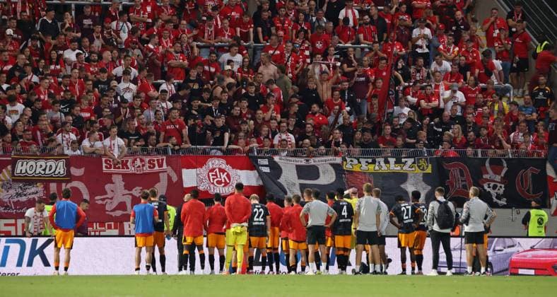 22.08.2025, Fussball, Herren, 2. Bundesliga, Saison 2025 2026, SV 07 Elversberg - 1. FC Kaiserslautern, Die Mannschaft des 1. FC Kaiserslautern geht nach dem Spiel vor die Fans Elversberg Ursapharm-Arena an der Kaiserlinde Saarland Deutschland (DE)
