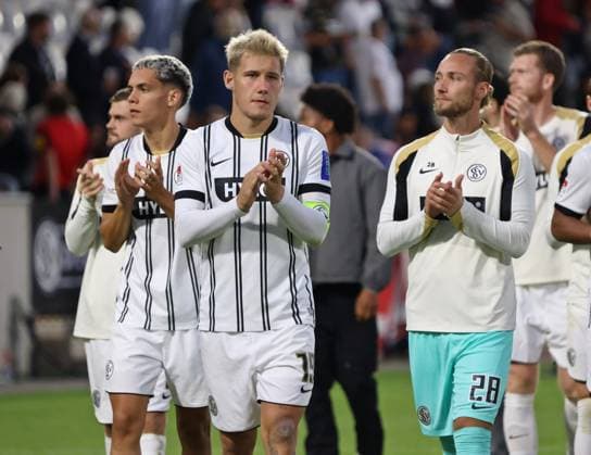 22.08.2025, Fussball, Herren, 2. Bundesliga, Saison 2025 2026, SV 07 Elversberg - 1. FC Kaiserslautern, Lukas Pinckert (SV 07 Elversberg) bedankt sich bei den Fans Elversberg Ursapharm-Arena an der Kaiserlinde Saarland Deutschland (DE)