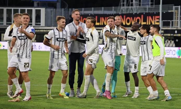 22.08.2025, Fussball, Herren, 2. Bundesliga, Saison 2025 2026, SV 07 Elversberg - 1. FC Kaiserslautern, Die Mannschaft der SV 07 Elversberg feiert nach dem Spiel den Sieg, Carlo Sickinger (SV 07 Elversberg), Tom Zimmerschied (SV 07 Elversberg), Frank Lehmann (SV 07 Elversberg), Lukas Petkov (SV 07 Elversberg), Luca Schnellbacher (SV 07 Elversberg), Tim Boss (SV 07 Elversberg), Amara Conde (SV 07 Elversberg), Jason Ceka (SV 07 Elversberg) und Manuel Feil (SV 07 Elversberg) Elversberg Ursapharm-Arena an der Kaiserlinde Saarland Deutschland (DE)