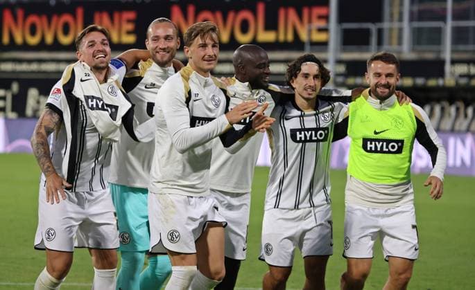 22.08.2025, Fussball, Herren, 2. Bundesliga, Saison 2025 2026, SV 07 Elversberg - 1. FC Kaiserslautern, Die Mannschaft der SV 07 Elversberg feiert nach dem Spiel den Sieg, Luca Schnellbacher (SV 07 Elversberg), Tim Boss (SV 07 Elversberg), Lukas Petkov (SV 07 Elversberg), Amara Conde (SV 07 Elversberg), Jason Ceka (SV 07 Elversberg) und Manuel Feil (SV 07 Elversberg) Elversberg Ursapharm-Arena an der Kaiserlinde Saarland Deutschland (DE)