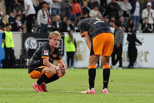 22.08.2025, xrekx, Fussball 2.Bundesliga, SV Elversberg - 1.FC Kaiserslautern v.l. Mika Haas (1.FC Kaiserslautern) Ji-soo Kim (1.FC Kaiserslautern) nach Spielende enttaeuscht, enttäuscht, schaut enttaeuscht, traurig, frustriert, niedergeschlagen, disappointed, sad, frustrated (DFL DFB REGULATIONS PROHIBIT ANY USE OF PHOTOGRAPHS as IMAGE SEQUENCES and or QUASI-VIDEO) Elversberg