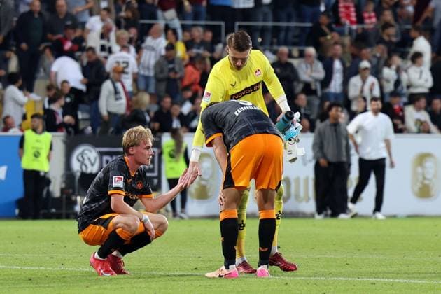 22.08.2025, xrekx, Fussball 2.Bundesliga, SV Elversberg - 1.FC Kaiserslautern v.l. Mika Haas (1.FC Kaiserslautern) Julian Krahl (1.FC Kaiserslautern) Ji-soo Kim (1.FC Kaiserslautern) nach Spielende enttaeuscht, enttäuscht, schaut enttaeuscht, traurig, frustriert, niedergeschlagen, disappointed, sad, frustrated (DFL DFB REGULATIONS PROHIBIT ANY USE OF PHOTOGRAPHS as IMAGE SEQUENCES and or QUASI-VIDEO) Elversberg
