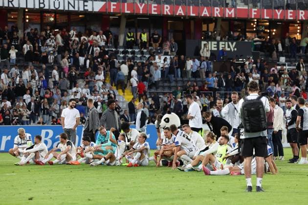 22.08.2025, xrekx, Fussball 2.Bundesliga, SV Elversberg - 1.FC Kaiserslautern v.l. Die Mannschaft SV Elversberg Frederik Schmahl (SV 07 Elversberg) feiern den Sieg mit den Fans (DFL DFB REGULATIONS PROHIBIT ANY USE OF PHOTOGRAPHS as IMAGE SEQUENCES and or QUASI-VIDEO) Elversberg