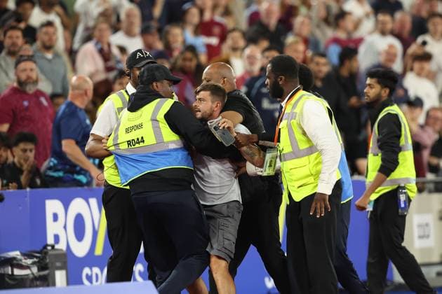 West Ham United FC v Chelsea FC, English Premier League Pitch invader being dragged off during the West Ham United FC v Chelsea FC English Premier League match at the London Stadium, London, United Kingdom on 22 August 2025 Credit: Katie Chan Every Second Media Editorial use only. All images are copyright Every Second Media Limited. No images may be reproduced without prior permission. All rights reserved. Premier League and Football League images are subject to licensing agreements with Football DataCo Limited. see https: www.football-dataco.com Copyright: xIMAGO EveryxSecondxMediax ESM-1558-0133 KatiexChanx xEveryxSecondxMediax