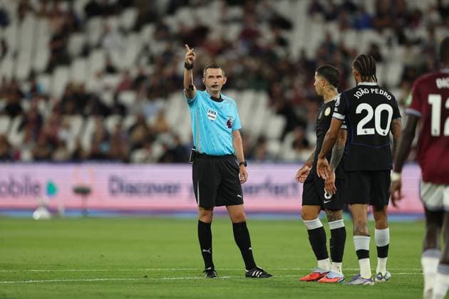 West Ham United FC v Chelsea FC, English Premier League Referee Michael Oliver during the West Ham United FC v Chelsea FC English Premier League match at the London Stadium, London, United Kingdom on 22 August 2025 Credit: Katie Chan Every Second Media Editorial use only. All images are copyright Every Second Media Limited. No images may be reproduced without prior permission. All rights reserved. Premier League and Football League images are subject to licensing agreements with Football DataCo Limited. see https: www.football-dataco.com Copyright: xIMAGO EveryxSecondxMediax ESM-1558-0158 KatiexChanx xEveryxSecondxMediax