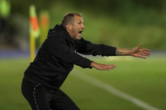 22.08.2025, xtgx, Fussball Regionalliga Nordost, FC Hertha 03 Zehlendorf - 1. FC Lokomotive Leipzig, v.l. Jochen Seitz (Lok Leipzig, Trainer) gibt Anweisungen, gestikuliert mit den Armen, gesticulate, gives instructions (DFL DFB REGULATIONS PROHIBIT ANY USE OF PHOTOGRAPHS as IMAGE SEQUENCES and or QUASI-VIDEO) Berlin