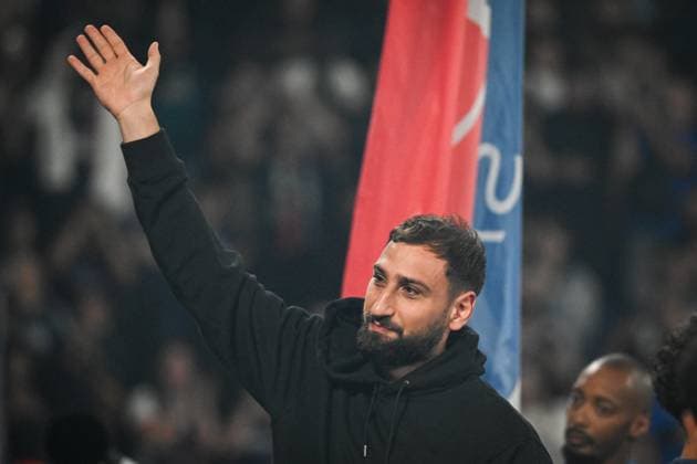 PSG cheers their former goalkeeper Gianluigi Donnarumma - FA Paris Saint-Germain’s former goalkeeper Gianluigi Donnarumma cheers supporters as Paris Saint-Germain’s players celebrate his farewell after the French L1 football match between Paris Saint-Germain and Angers SCO at the Parc des Princes stadium in Paris on August 22, 2025. Photo by Firas Abdullah ABACAPRESS.COM Paris Île-de-France France  Copyright: xAbdullahxFiras ABACAx
