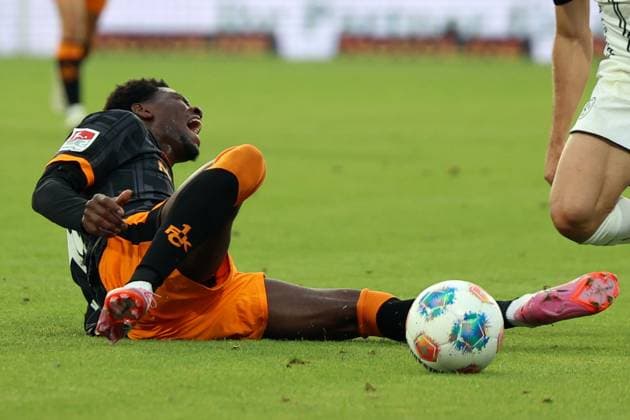 22.08.2025, xrekx, Fussball 2.Bundesliga, SV Elversberg - 1.FC Kaiserslautern v.l. Faride Alidou (1.FC Kaiserslautern) verletzt, Verletzung, Schmerz, Schmerzen, injured, injury, pain, pains (DFL DFB REGULATIONS PROHIBIT ANY USE OF PHOTOGRAPHS as IMAGE SEQUENCES and or QUASI-VIDEO) Elversberg