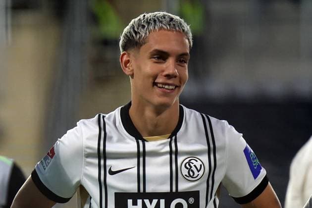 22.08.2025, xrekx, Fussball 2.Bundesliga, SV Elversberg - 1.FC Kaiserslautern v.l. Frederik Schmahl (SV 07 Elversberg) lacht, laechelt, positiv, zufrieden, laughs, smiles, positive, satisfied Mannschaft, Spieler, jubeln nach Spielende, Team, Player, celebrate at the end of the match (DFL DFB REGULATIONS PROHIBIT ANY USE OF PHOTOGRAPHS as IMAGE SEQUENCES and or QUASI-VIDEO) Elversberg