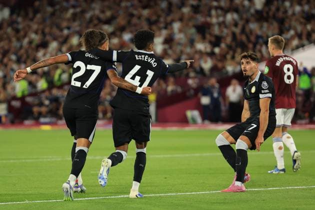 West Ham United v Chelsea Premier League 22 08 2025. Chelsea forward EstÃªvao (41) & Chelsea defender Malo Gusto (27) celebrate the third goal with Chelsea forward Pedro Neto (7) during the Premier League match between West Ham United and Chelsea at the London Stadium, London, England on 22 August 2025. London London Stadium England Editorial use only DataCo restrictions apply See www.football-dataco.com , Copyright: xSimonxRoex PSI-22633-0098