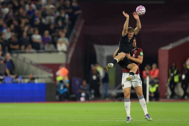 West Ham United v Chelsea Premier League 22 08 2025. West Ham United defender Max Kilman (3) holds onto Chelsea forward Liam Delap (9) in the air during the Premier League match between West Ham United and Chelsea at the London Stadium, London, England on 22 August 2025. London London Stadium England Editorial use only DataCo restrictions apply See www.football-dataco.com , Copyright: xSimonxRoex PSI-22633-0088