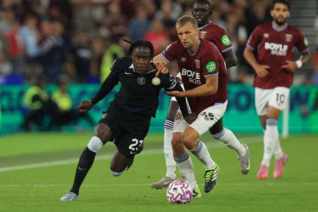 West Ham United v Chelsea Premier League 22 08 2025. Chelsea defender Trevoh Chalobah (23) comes under pressure from West Ham United midfielder TomaÅ¡ SouÄek (28) during the Premier League match between West Ham United and Chelsea at the London Stadium, London, England on 22 August 2025. London London Stadium England Editorial use only DataCo restrictions apply See www.football-dataco.com , Copyright: xSimonxRoex PSI-22633-0125