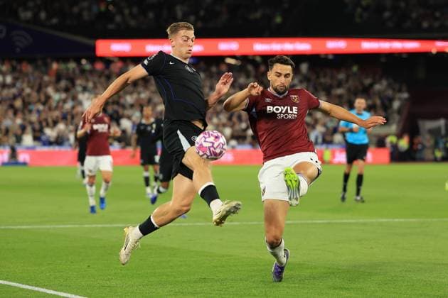 West Ham United v Chelsea Premier League 22 08 2025. West Ham United defender Nayef Aguerd (5) comes under pressure from Chelsea forward Liam Delap (9) during the Premier League match between West Ham United and Chelsea at the London Stadium, London, England on 22 August 2025. London London Stadium England Editorial use only DataCo restrictions apply See www.football-dataco.com , Copyright: xSimonxRoex PSI-22633-0178