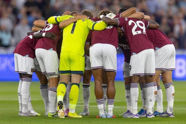 West Ham United v Chelsea, Premier League, Football, The London Stadium, London, UK - 22 Aug 2025 West Ham United huddle before kick off London The London Stadium Stratford GBR, UK NEWSPAPERS OUT Copyright: xEllixBirchx