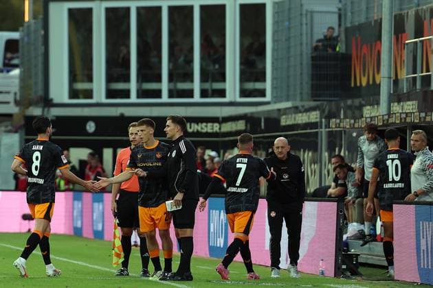 22.08.2025, xrekx, Fussball 2.Bundesliga, SV Elversberg - 1.FC Kaiserslautern v.l. Aus-Einwechslung Semih Sahin (1.FC Kaiserslautern) Tobias Raschl (1.FC Kaiserslautern) Marlon Ritter (1.FC Kaiserslautern) Torsten Lieberknecht Trainer (1.FC Kaiserslautern) Mahir Emreli (1.FC Kaiserslautern) (DFL DFB REGULATIONS PROHIBIT ANY USE OF PHOTOGRAPHS as IMAGE SEQUENCES and or QUASI-VIDEO) Elversberg