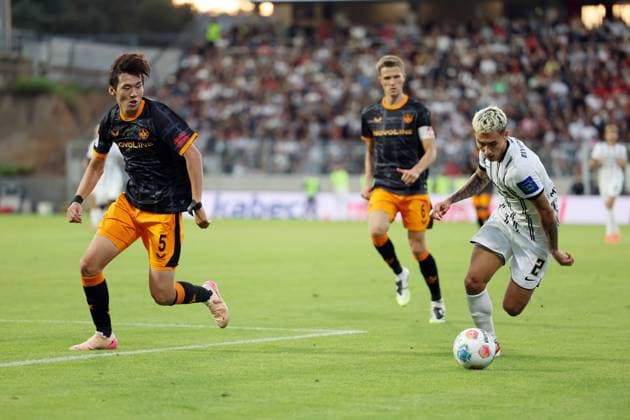 22.08.2025, xrekx, Fussball 2.Bundesliga, SV Elversberg - 1.FC Kaiserslautern v.l. Ji-soo Kim (1.FC Kaiserslautern) Nicholas Mickelson (SV 07 Elversberg) (DFL DFB REGULATIONS PROHIBIT ANY USE OF PHOTOGRAPHS as IMAGE SEQUENCES and or QUASI-VIDEO) Elversberg