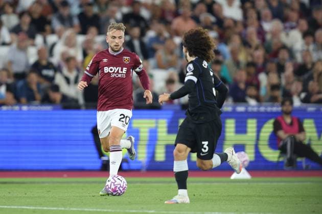 London, England, August 22nd 2025: Jarrod Bowen of West Ham United receives pressure from Marc Cucurella of Chelsea during the Premier League match between West Ham United and Chelsea at London Stadium in London, England (Photo by Alexander Canillas Sports Press Photo SPP) (Alexander Canillas SPP) Copyright: xAlexanderxCanillas SPPx spp-en-AlCa-9U2A9594