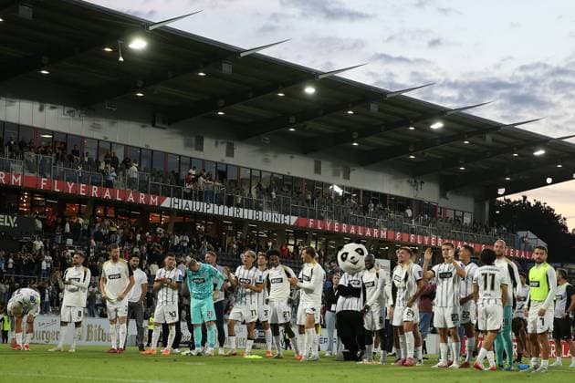 22.08.2025, xrekx, Fussball 2.Bundesliga, SV Elversberg - 1.FC Kaiserslautern v.l. Die Mannschaft Elversberg Mannschaft, Spieler, jubeln nach Spielende, Team, Player, celebrate at the end of the match (DFL DFB REGULATIONS PROHIBIT ANY USE OF PHOTOGRAPHS as IMAGE SEQUENCES and or QUASI-VIDEO) Elversberg