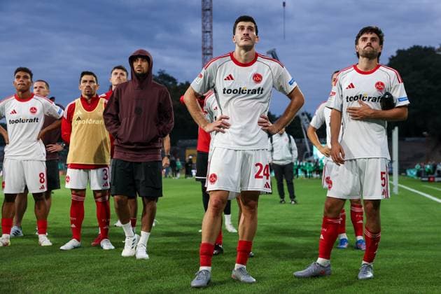2. Bundesliga - SC Preußen Münster - 1. FC Nürnberg am 22.08.2025 im LVM Preußenstadion in Münster Enttäuschte Nürnberger stehen ratlos vor dem Gästeblock, hier mit Luka Lochoshvili (Nuernberg 24) und Tom Baack (Nuernberg 5)