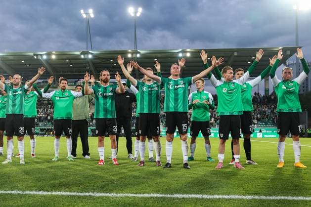 2. Bundesliga - SC Preußen Münster - 1. FC Nürnberg am 22.08.2025 im LVM Preußenstadion in Münster Jubel und Freude über den Sieg bei der Mannschaft von Preußen Münster, hier mit Jorrit Hendrix (Muenster 20) , Charalambos Makridis (Muenster 14) , Jannis Heuer (Muenster 22) , Paul Jaeckel (Muenster 3) , Simon Scherder (Muenster 15) , Joshua Mees (Muenster 8)