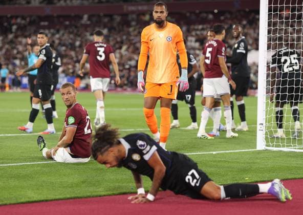 West Ham v Chelsea 22 August 2025, London - Premier League Football - West Ham United v Chelsea - Tomas Soucek of West Ham United looks over his shoulder at Malo Gusto of Chelsea after he is pressured off the ball - Photo: Charlotte Wilson Offside. London UK Copyright: xCharlottexWilsonx xOffsidexOffside