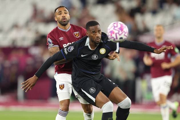 West Ham v Chelsea 22 August 2025, London - Premier League Football - West Ham United v Chelsea - Callum Wilson of West Ham United and Tosin Adarabioyo of Chelsea - Photo: Charlotte Wilson Offside. London UK Copyright: xCharlottexWilsonx xOffsidexOffside