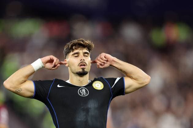 West Ham v Chelsea 22 August 2025, London - Premier League Football - West Ham United v Chelsea - Pedro Neto of Chelsea celebrates scoring their 2nd goal by sticking his fingers in his ears - Photo: Charlotte Wilson Offside. London UK Copyright: xCharlottexWilsonx xOffsidexOffside