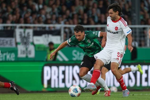 2. Bundesliga - SC Preußen Münster - 1. FC Nürnberg am 22.08.2025 im LVM Preußenstadion in Münster Tom Baack (Nuernberg 5) gegen Yassine Bouchama (Muenster 5)