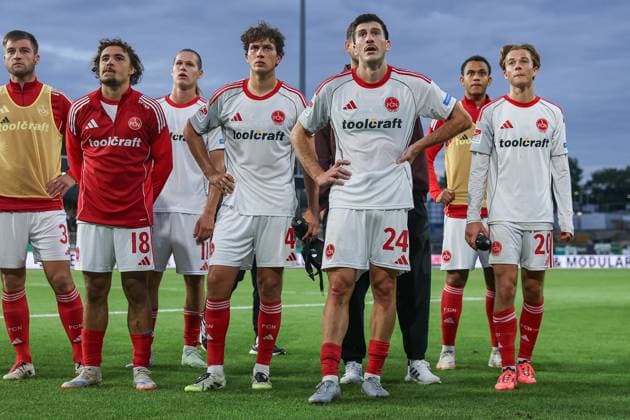 2. Bundesliga - SC Preußen Münster - 1. FC Nürnberg am 22.08.2025 im LVM Preußenstadion in Münster Enttäuschte Nürnberger stehen ratlos vor dem Gästeblock, hier mit Rafael Lubach (Nuernberg 18) , Fabio Gruber Lawrence (Nuernberg 4) , Luka Lochoshvili (Nuernberg 24) , Caspar Jander (Nuernberg 20)