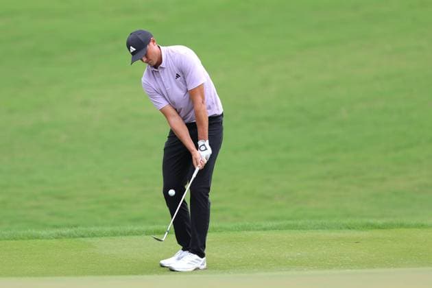 ATLANTA, GA - AUGUST 22: Ludvig Aberg (Sweden) chips the ball on the 18th green during the second round of the PGA, Golf Herren Tour Championship on August 22, 2025 at East Lake Golf Club in Atlanta, GA. (Photo by Jeff Robinson Icon Sportswire) GOLF: AUG 22 PGA FedEx Cup Playoffs - Tour Championship EDITORIAL USE ONLY Icon25082247800