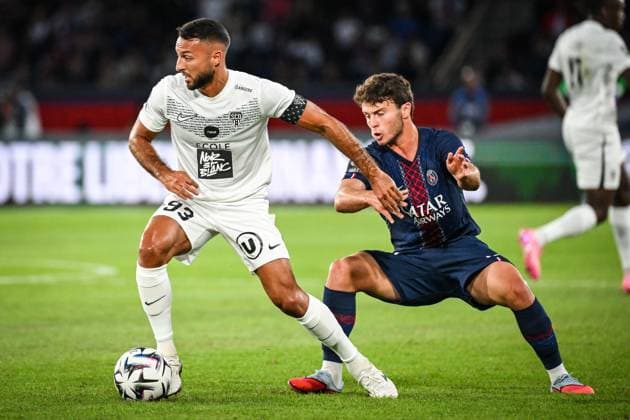 August 22, 2025, Paris, France, France: Haris BELKEBLA of Angers and Joao NEVES of PSG during the Ligue 1 match between Paris Saint-Germain (PSG) and Angers SCO at Parc des Princes Stadium on August 22, 2025 in Paris, France. Paris France - ZUMAm308 20250822_zsp_m308_011 Copyright: xMatthieuxMirvillex