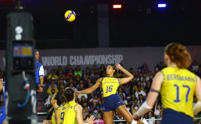 (250823) -- CHIANG MAI, Aug. 23, 2025 -- Kisy Nascimento (C) of Brazil competes during the Preliminary Phase Pool C match between Brazil and Greece at the Volleyball Women s World Championship, WM, Weltmeisterschaft in Chiang Mai, Thailand, Aug. 22, 2025. ) (SP)THAILAND-CHIANG MAI-VOLLEYBALL-WOMEN S WORLD CHAMPIONSHIP-BRA VS GRE SunxWeitong 