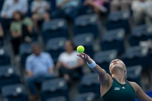 August 22, 2025, Monterrey, Nuevo Leon, Mexico: Diana Shnaider (RUS) in action against Alycia Parks (USA) during the semi-finals at the Monterrey Open WTA, Tennis Damen 500. Monterrey Mexico - ZUMAo125 20250822_zip_o125_006 Copyright: xAntonioxOjedax