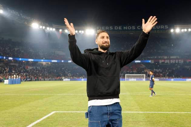 RECORD DATE NOT STATED FOOTBALL L1 PSG ANGERS SCO PHOTOPQR LE PARISIEN Olivier CORSAN ; Paris ; ; Parc des Princes, Paris, France, le 22 août 2025. 2e journée J2 du championnat de football français de ligue 1 L1 Paris Saint-Germain PSG SCO d Angers Présentation des cinq trophées remportés depuis un an (saison 2024-2025), Gianluigi Donnarumma est présent. Salut aux supporters du PSG photo : LP Olivier Corsan Paris; Parc des Princes, Paris, France, August 22, 2025. Matchday 2 of the French Ligue 1 football championship (L1) Paris Saint-Germain PSG Angers SCO