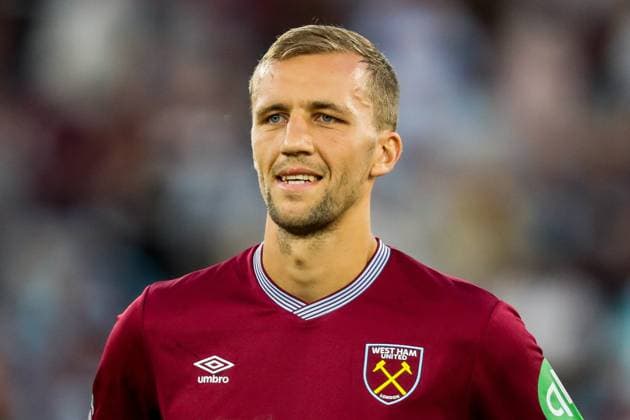 Premier League West Ham United v Chelsea Tomas Soucek of West Ham United lines up prior to the Premier League match West Ham United vs Chelsea at London Stadium, London, United Kingdom, 22nd August 2025 (Photo by Izzy Poles News Images) London London Stadium United Kingdom Copyright: xIzzyxPoles NewsxImagesx