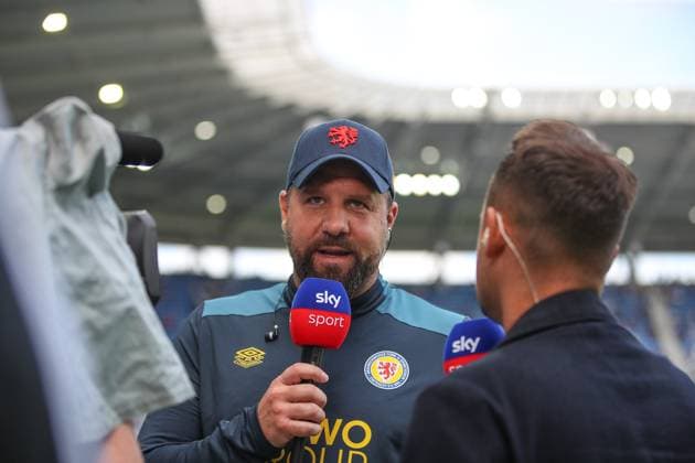 Intervie bei Sky vor dem Spiel Heiner Backhaus (Eintracht Braunschweig, Chef-Trainer), GER, Karlsruher SC vs. Eintracht Braunschweig, 2. Bundesliga, 3. Spieltag, 2025 2026, 23.08.2025, DFL REGULATIONS PROHIBIT ANY USE OF PHOTOGRAPHS AS IMAGE SEQUENCES AND OR QUASI-VIDEO, GER, Karlsruher SC vs. Eintracht Braunschweig, 2. Bundesliga, 3. Spieltag, 2025 2026, 23.08.2025 Karlsruhe
