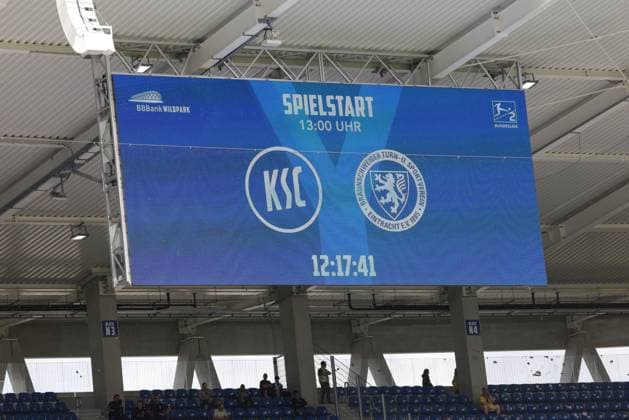 23.08.2025, xhettx, Fussball 2.Bundesliga, Karlsruher SC - Eintracht Braunschweig v.l. Anzeigetafel zum heutigen Spiel (DFL DFB REGULATIONS PROHIBIT ANY USE OF PHOTOGRAPHS as IMAGE SEQUENCES and or QUASI-VIDEO) Karlsruhe