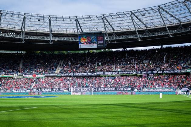 23.08.2025 - Fußball, 2025 2026, 2. Bundesliga, 3. Spieltag, Hannover 96 - 1. FC Magdeburg: Fans (Hannover) mit Banner Ausnahmen abschaffen, Schlupflöcher verhindern. Uneingeschränkter Einfluss für den Mutterverein. DFL und Vereine Euch im Blick - 50 + 1 Ausnahmslos umsetzen DFL REGULATIONS PROHIBIT ANY USE OF PHOTOGRAPHS AS IMAGE SEQUENCES AND OR QUASI-VIDEO.