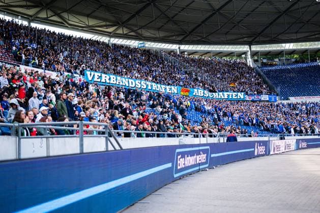 23.08.2025 - Fußball, 2025 2026, 2. Bundesliga, 3. Spieltag, Hannover 96 - 1. FC Magdeburg: Fans (Magdeburg) mit Banner Verbandsstrafen abschaffen DFL REGULATIONS PROHIBIT ANY USE OF PHOTOGRAPHS AS IMAGE SEQUENCES AND OR QUASI-VIDEO.