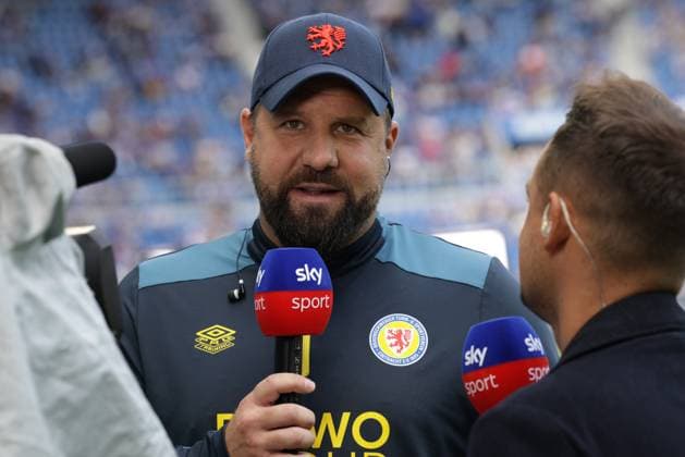 23.08.2025, xhettx, Fussball 2.Bundesliga, Karlsruher SC - Eintracht Braunschweig v.l. Hainer Backhaus (BTSV, Trainer) bei Sky (DFL DFB REGULATIONS PROHIBIT ANY USE OF PHOTOGRAPHS as IMAGE SEQUENCES and or QUASI-VIDEO) Karlsruhe