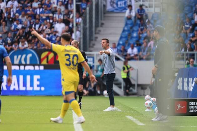 Anweisungen an der Seitenlinie Christian Eichner (Karlsruher SC, Chef-Trainer), GER, Karlsruher SC vs. Eintracht Braunschweig, 2. Bundesliga, 3. Spieltag, 2025 2026, 23.08.2025, DFL REGULATIONS PROHIBIT ANY USE OF PHOTOGRAPHS AS IMAGE SEQUENCES AND OR QUASI-VIDEO, GER, Karlsruher SC vs. Eintracht Braunschweig, 2. Bundesliga, 3. Spieltag, 2025 2026, 23.08.2025 Karlsruhe