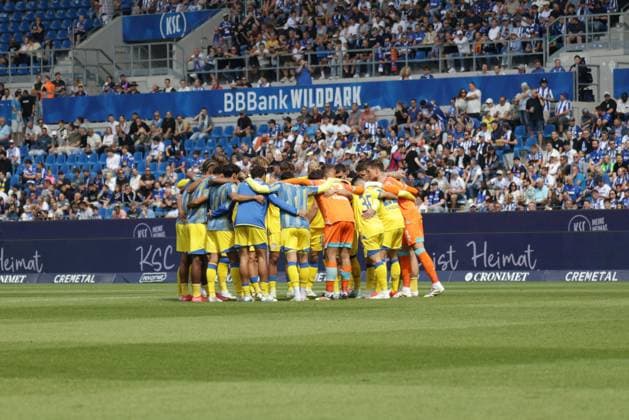 23.08.2025, xhettx, Fussball 2.Bundesliga, Karlsruher SC - Eintracht Braunschweig v.l. Braunschweig schwört sich ein (DFL DFB REGULATIONS PROHIBIT ANY USE OF PHOTOGRAPHS as IMAGE SEQUENCES and or QUASI-VIDEO) Karlsruhe