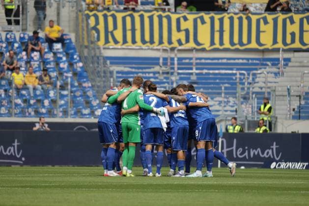 23.08.2025, xhettx, Fussball 2.Bundesliga, Karlsruher SC - Eintracht Braunschweig v.l. Karlsruhe schwört sich ein (DFL DFB REGULATIONS PROHIBIT ANY USE OF PHOTOGRAPHS as IMAGE SEQUENCES and or QUASI-VIDEO) Karlsruhe