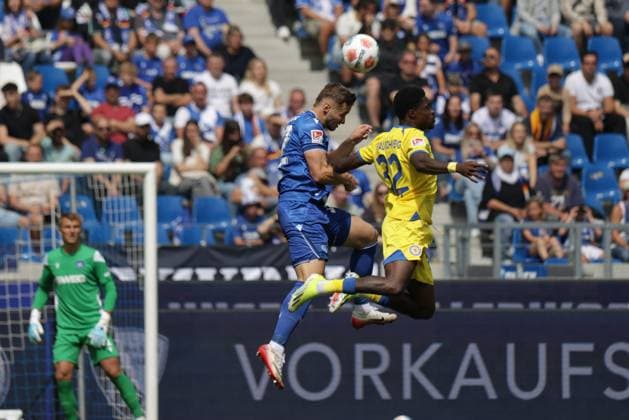 23.08.2025, xhettx, Fussball 2.Bundesliga, Karlsruher SC - Eintracht Braunschweig v.l. Kopfballduell Christoph Kobald (Karlsruher SC, 22) und Christian Conteh (BTSV, 32) (DFL DFB REGULATIONS PROHIBIT ANY USE OF PHOTOGRAPHS as IMAGE SEQUENCES and or QUASI-VIDEO) Karlsruhe