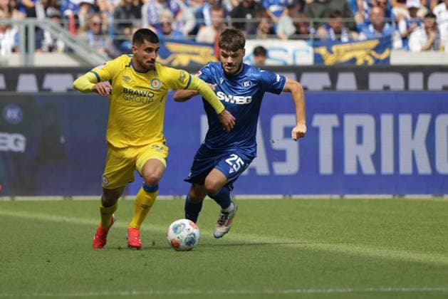 23.08.2025, xhettx, Fussball 2.Bundesliga, Karlsruher SC - Eintracht Braunschweig v.l. Zweikampf Fabio Di Michele Sanchez (BTSV, 22) und Lilian Egloff (Karlsruher SC, 25) (DFL DFB REGULATIONS PROHIBIT ANY USE OF PHOTOGRAPHS as IMAGE SEQUENCES and or QUASI-VIDEO) Karlsruhe