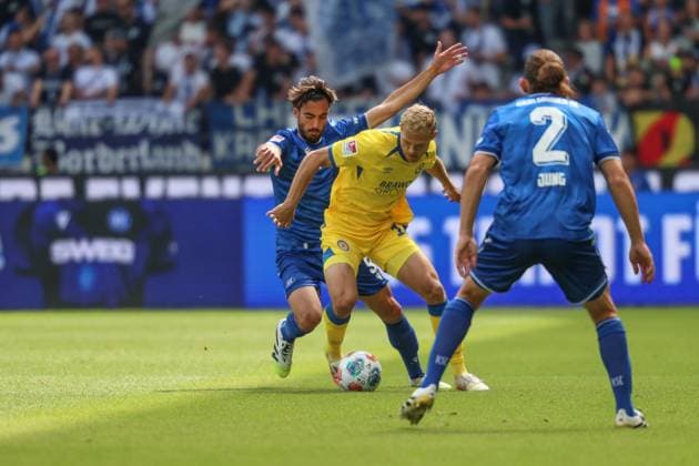 Am Ball Louis Breunig (Eintracht Braunschweig, 16) gegen Roko Simic (Karlsruher SC, 09) im Zweikampf, GER, Karlsruher SC vs. Eintracht Braunschweig, 2. Bundesliga, 3. Spieltag, 2025 2026, 23.08.2025, DFL REGULATIONS PROHIBIT ANY USE OF PHOTOGRAPHS AS IMAGE SEQUENCES AND OR QUASI-VIDEO, GER, Karlsruher SC vs. Eintracht Braunschweig, 2. Bundesliga, 3. Spieltag, 2025 2026, 23.08.2025 Karlsruhe