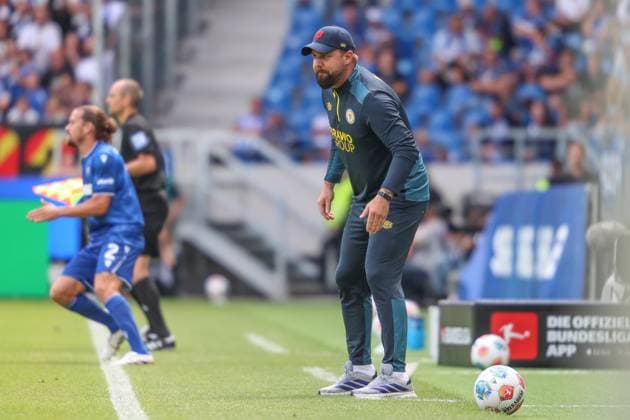 Heiner Backhaus (Eintracht Braunschweig, Chef-Trainer) das Spiel im Blick, GER, Karlsruher SC vs. Eintracht Braunschweig, 2. Bundesliga, 3. Spieltag, 2025 2026, 23.08.2025, DFL REGULATIONS PROHIBIT ANY USE OF PHOTOGRAPHS AS IMAGE SEQUENCES AND OR QUASI-VIDEO, GER, Karlsruher SC vs. Eintracht Braunschweig, 2. Bundesliga, 3. Spieltag, 2025 2026, 23.08.2025 Karlsruhe