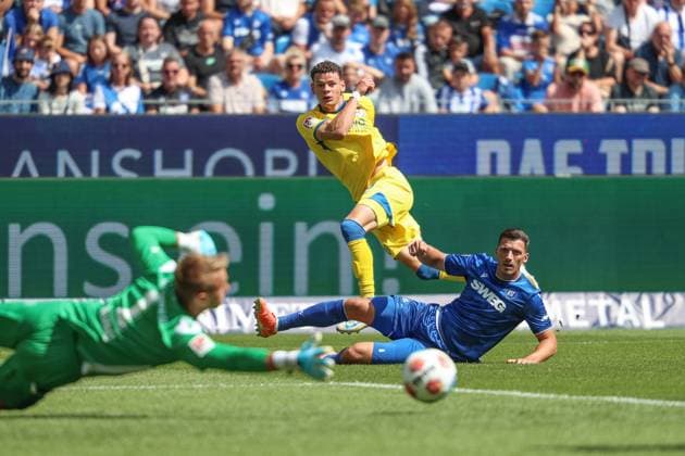 Sport Bilder des Tages Hereingabe von Erencan Yardimci (Eintracht Braunschweig, 09) Nicolai Rapp (Karlsruher SC, 06) Hans Christian Bernat (Karlsruher SC, Torwart 01), GER, Karlsruher SC vs. Eintracht Braunschweig, 2. Bundesliga, 3. Spieltag, 2025 2026, 23.08.2025, DFL REGULATIONS PROHIBIT ANY USE OF PHOTOGRAPHS AS IMAGE SEQUENCES AND OR QUASI-VIDEO, GER, Karlsruher SC vs. Eintracht Braunschweig, 2. Bundesliga, 3. Spieltag, 2025 2026, 23.08.2025 Karlsruhe