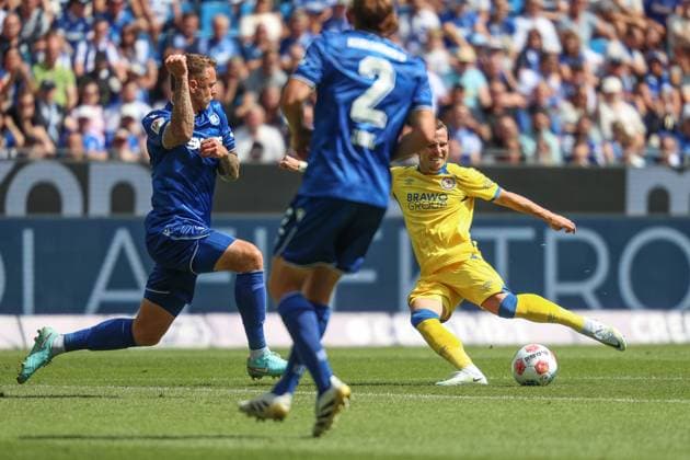 Marcel Franke (Karlsruher SC, 28) wirft sich in den Schuss von Lino Tempelmann (Eintracht Braunschweig, 20), GER, Karlsruher SC vs. Eintracht Braunschweig, 2. Bundesliga, 3. Spieltag, 2025 2026, 23.08.2025, DFL REGULATIONS PROHIBIT ANY USE OF PHOTOGRAPHS AS IMAGE SEQUENCES AND OR QUASI-VIDEO, GER, Karlsruher SC vs. Eintracht Braunschweig, 2. Bundesliga, 3. Spieltag, 2025 2026, 23.08.2025 Karlsruhe